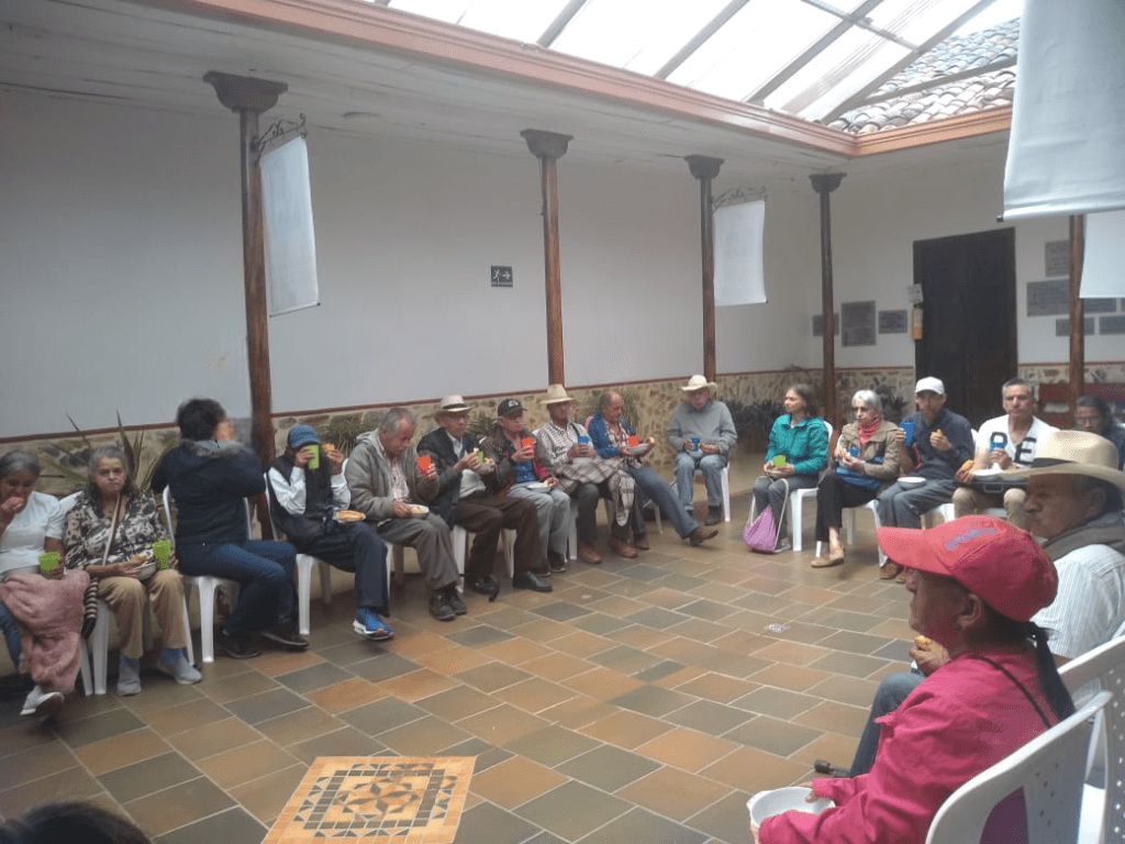 Foto de familias recibiendo mercado